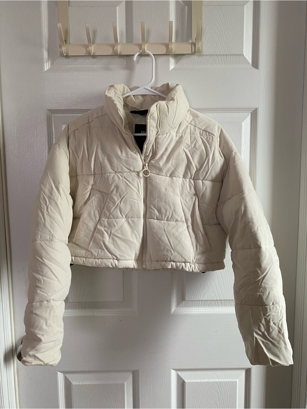 Hollister cream cropped puffer jacket